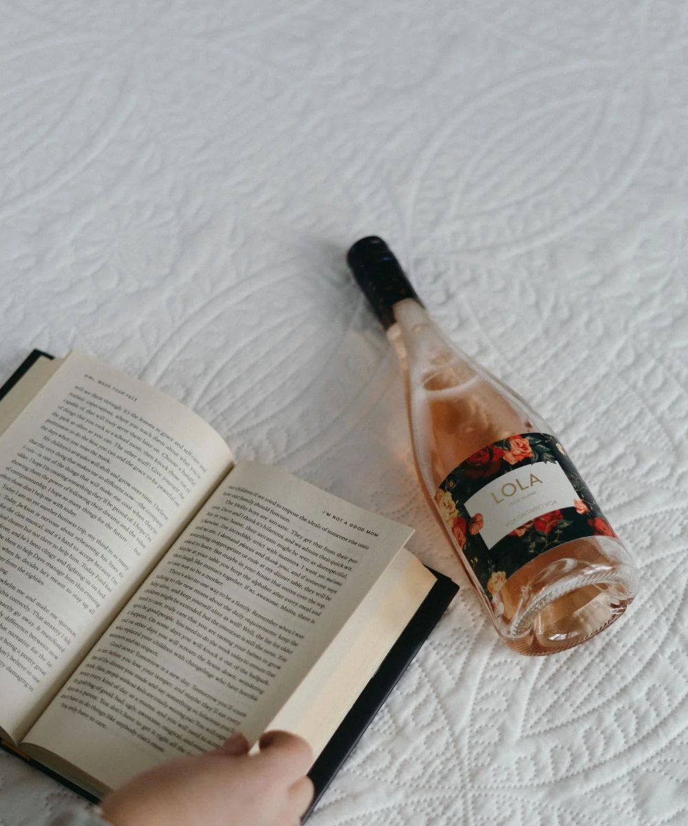 LOLA Sparkling Rose with a book
