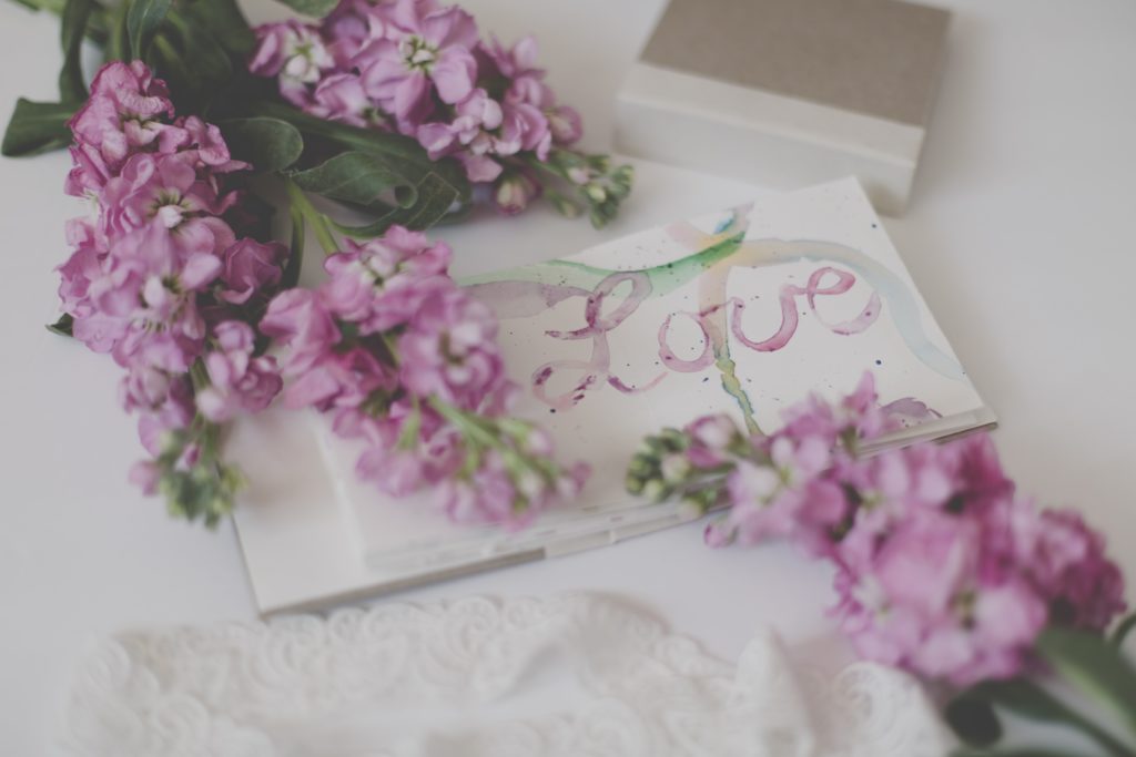 Letter writing handmade painted card with lilacs - 📸 Carolyn V - UnSplash